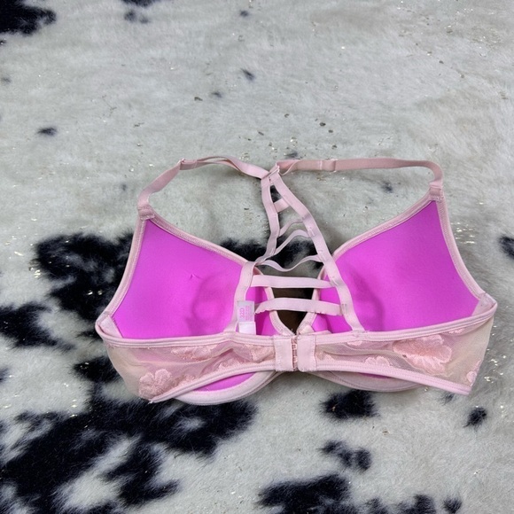 Pink Victoria’s Secret Women’s Pink Lace Razor Back Lightly Lined Bra Size 32D - Picture 2 of 5